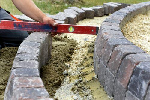 głębokości stopnia najlepiej dopasować go do wielokrotności rozmiaru wypełniających je kostek. Pozwoli to uniknąć kłopotliwego docinania materiału i pozytywnie wpłynie na estetykę schodów.