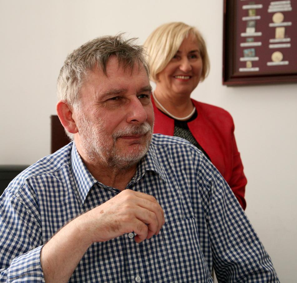 Członkowie Prezydium Przychylili się do tej prośby, bowiem obie przedstawione do wyróżnienia osoby, to nie tylko nauczycieli zawodu, ale też aktywni działacze Stowarzyszenie Geodetów