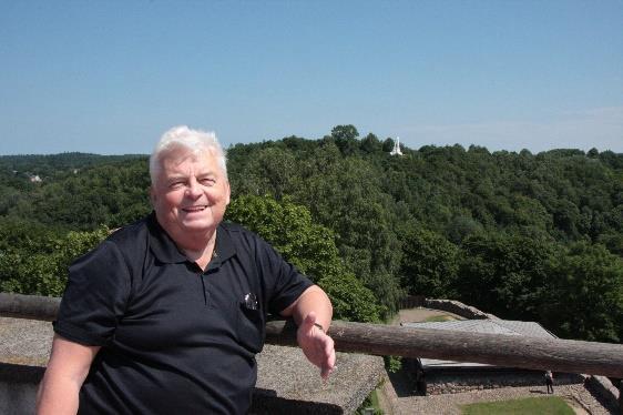 Edukację kontynuował na Wydziale Lekarskim Akademii Medycznej im. Mikołaja Kopernika w Krakowie, gdzie w 1963 roku uzyskał dyplom lekarza medycyny.