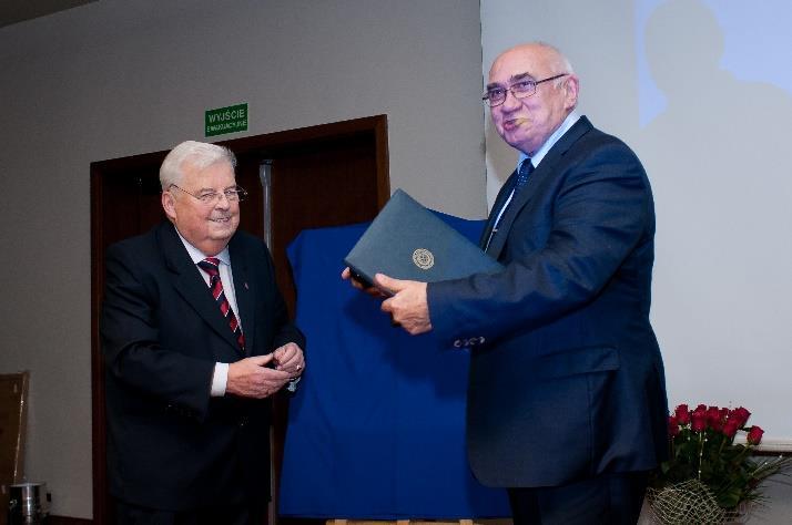 Jako egzaminator cierpliwy, jako promotor wyrozumiale podchodził do pomysłów swoich doktorantów, magistrantów i licencjatów, którym pomagał w zdobywaniu kolejnych stopni naukowej i zawodowej kariery.