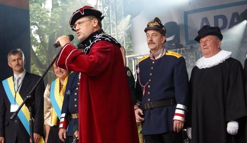 Te zaszczytne tytuły radni przyznali podczas XXXV Sesji Rady Miejskiej: Helmutowi Albers z miasta partnerskiego Soest, Krystynie Miszkiniene z miasta partnerskiego Druskininkai, Mykolajowi Nagornyi z