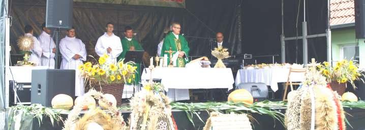 Grona jarzębiny, orzechy, owoce, pachnące kwiaty, wiją wieńce dziewczyny, zawiązują kolorowymi wstążkami.