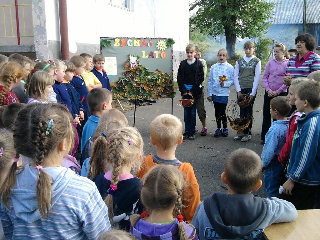 Jesień radość niesie Jak już wiecie mamy jesień. Nie każdy może lubi tą porę roku, bo na dworze często jest zimno i pada deszcz.