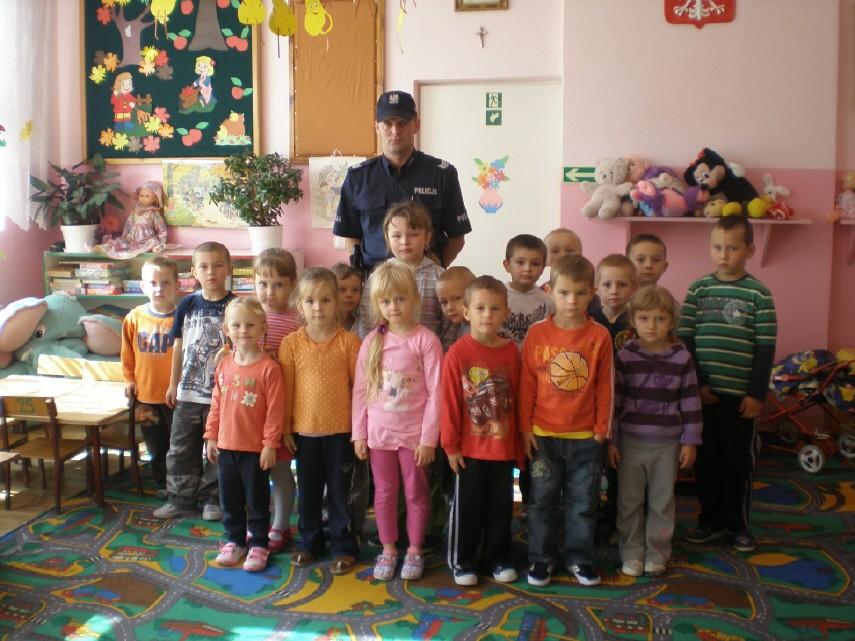 Policjant w Przedszkolu Nasz stróż prawa Jak to zwykle na początku roku szkolnego bywa, przedszkolaki poznają podstawowe zasady ruchu drogowego.