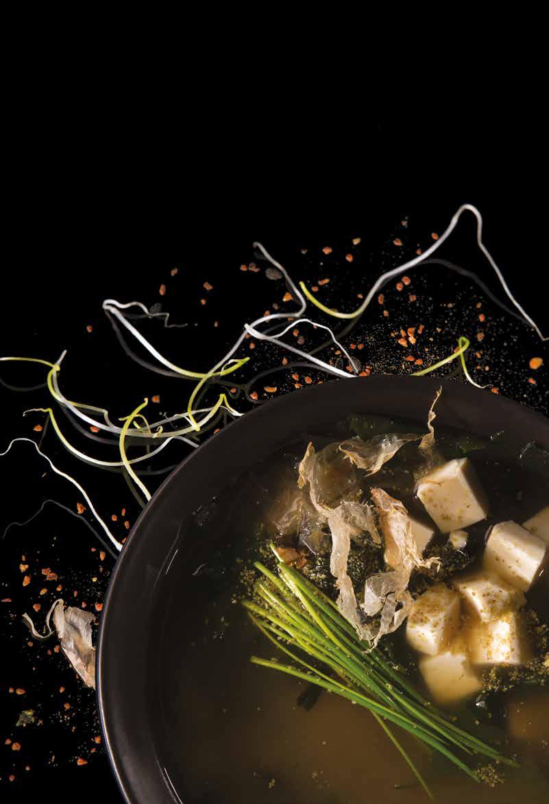ZUPY / SUPU / SOUP MISO SHIRU tradycyjna zupa na bazie soi z wodorostami wakame i tofu oraz grzybami shitake traditional soup made with soya paste with seaweed, shitake mushrooms and tofu (100% vege)