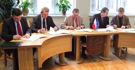 str. 12 Uroczyste podpisanie umowy partnerstwa Podpisanie umowy partnerstwa. Zaproszeni goście.