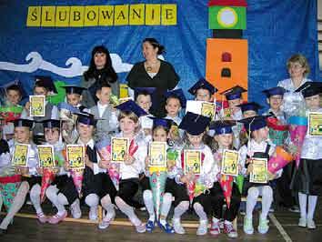 Zespół Kształcenie i Wychowania w Swarożynie Dnia 30 października 2009 r. odbyło się w naszej szkole Pasowanie na ucznia klas I. Wróżka oraz Ekoludek sprawdzili umiejętności dzieci a pan dyrektor W.