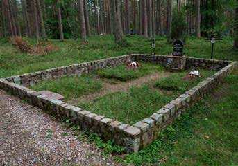 osadzony najpierw w gdańskim, a później wejherowskim więzieniu, następnie rozstrzelany w Lasach Piaśnickich. W 1946 r., podczas ekshumacji, szczątki mjr.