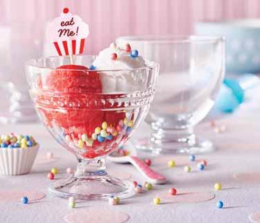 Gotowe lody podajemy ozdobione listkami mięty lub polane cytrusowym y syropem lub likierem.