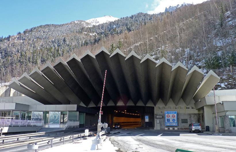 Rys. 7. Portal wyjazdowy tunelu Mont Blanc strona francuska. Źródło: http://www.aignertunnel.com/ W tym celu w tunelu zainstalowano filtry ECCOEP firmy Aigner Tunnel Technology GmbH.