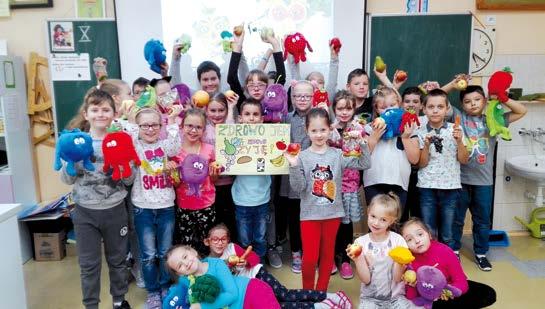 społeczności szkolnej i lokalnej. Uczniowie postanowili przywitać jesień w nietypowy sposób kanapkami z zastosowaniem kolorowych warzyw.