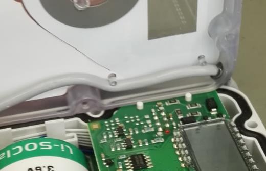6.3 Instalacja na gazomierzach ITRON (typ RF1) Najpierw należy wpiąć przewód czujnika impulsów (dostarczonego z nakładką i pokrywką dedykowaną do gazomierza ITRON RF1) do listwy zaciskowej