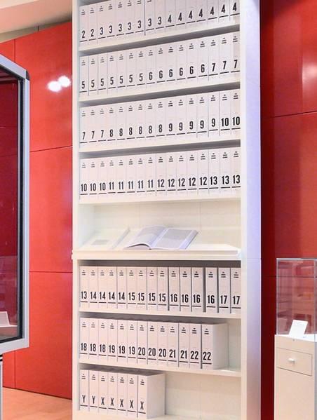 Human Genome Project Kluczowe odkrycia 3 234 830 000 par zasad 22 300 genów, podobnie jak u innych ssaków dużo więcej