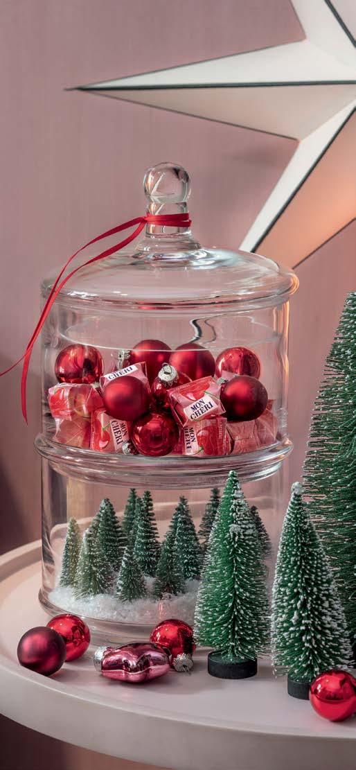 P OZDROWIENIA Z ZIMOWEGO LASU Przygotuj plastikowe miniaturki świątecznych choinek. Udekoruj je sztucznym śniegiem w sprayu. Dno szklanego pojemnika również pokryj sztucznym śniegiem i wstaw choinki.