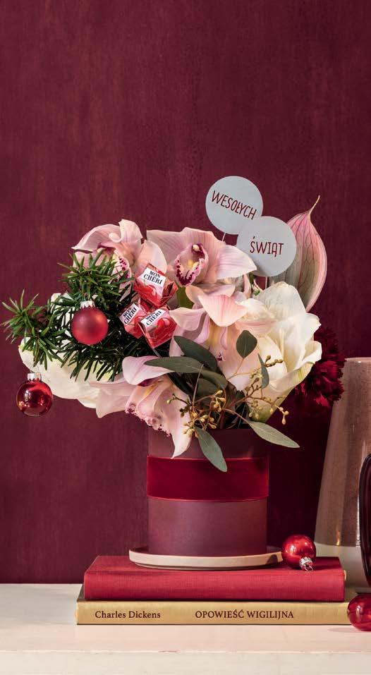 B UKIET PREZENTÓW Przygotuj wazon w kolorze bordo i owiń go aksamitną tasiemką. Do wazonu włóż dowolne kwiaty oraz kilka zielonych gałązek. Idealnym dodatkiem będą ozdoby choinkowe.