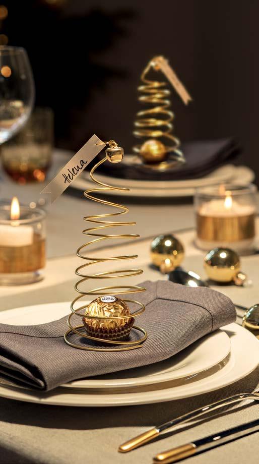 dekoracje S TOŁU Stół przystrojony bardzo świątecznie. Z ŁOTE CHOINKI Owiń wokół słoika złoty drut. Następnie zdejmij go ostrożnie i rozszerz u podstawy nadając mu kształt choinki.