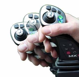 Dźwignia wyposażona jest w joystick Direct Control oparty na 2 osiach umożliwiających bezpośrednią i proporcjonalną pracę 3. ORAZ 4. funkcji za pomocą kciuka.