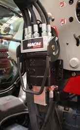 Dźwignia joysticka wysyła sygnały elektryczne do dwóch silników podłączonych mechanicznie do suwaków rozdzielacza (BUSCAN).