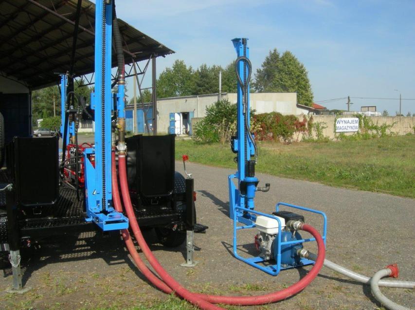 Przykłady urządzeń małogabarytowych klasy 10-20 kn na przyczepach stalowych: Urządzenia wiertnicze są oferowane w różnym standardzie i wykonaniu m.in. pod względem kontrukcji masztu nośnego.