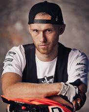 MAKSYMALNA KONTROLA We wzorze Mitas Sport Force+ rowki bieżnika odpowiadają kształtem faktycznemu zużyciu bieżnika.