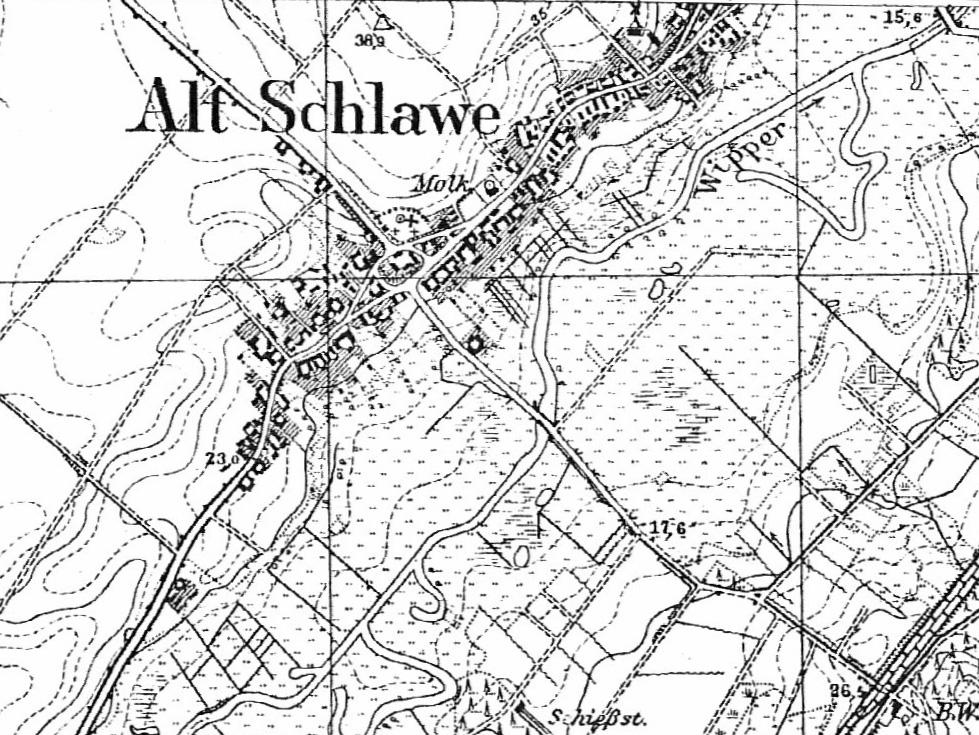 Typologia wiejskich układów przestrzennych w gminie Sławno 179 Układ przestrzenny (Ryc. 3) ewoluował w sposób liniowy w osi historycznego założenia, tj. wzdłuż głównej drogi.