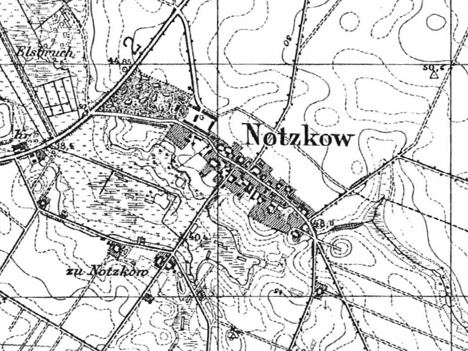 192 Maria Witek, Waldemar Witek Inny typ wsi ulicowej reprezentuje Noskowo, które ma metrykę XIII-wieczną i być może zostało założone na planie ulicowo-placowym.
