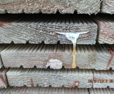 Absolutnie nie można pokrywać drewna użytkowanego na zewnątrz środkami które tworzą powłokę błonotwórczą nie przepuszczającą wilgoci i