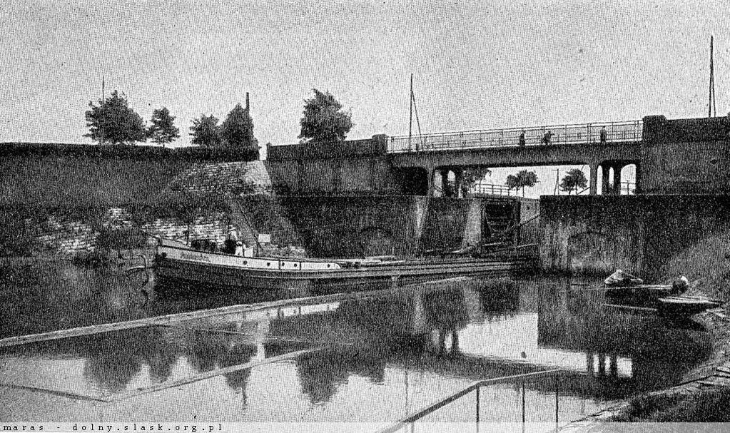 4. Śluza Bartoszowice została wybudowana w roku 1914, w ramach inwestycji z zakresu hydrotechnik polegającej na budowie nowej drogi wodnej przeprowadzonej przez miasto w ramach Wrocławskiego Węzła