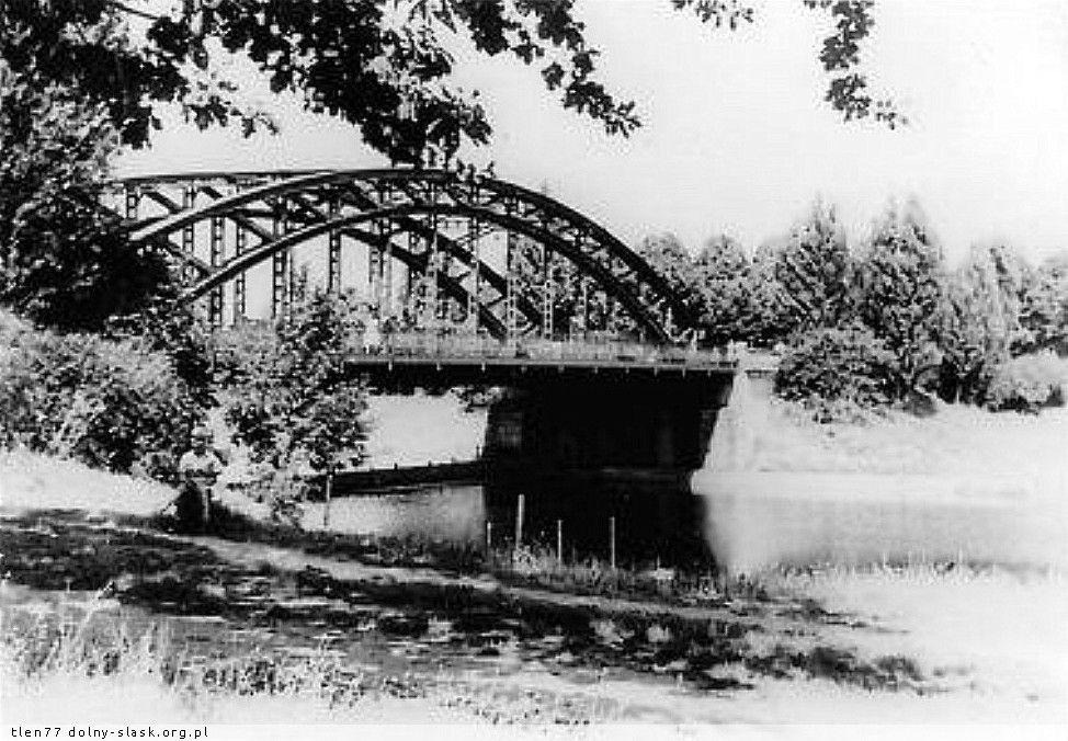 10. Mosty Jagiellońskie wybudowane w latach 1916-1917 nad świeżo przekopanymi kanałami rzeki w ramach wielkiego projektu udrożnienia transportu drogowego i żeglugi w granicach miasta oraz budowy