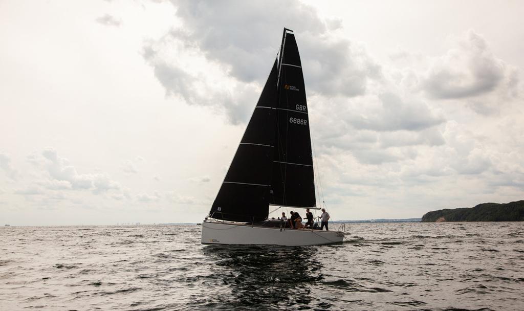 Na stoiskach wystawców Pośród większych jachtów uwagę zwracały: Princess V48 Stocznia Delphia Yachts zaprezentowała swoją flagową Del- firmy Royal Yachts Poland (Princess Yachts), Cobrey 33 - zdo-