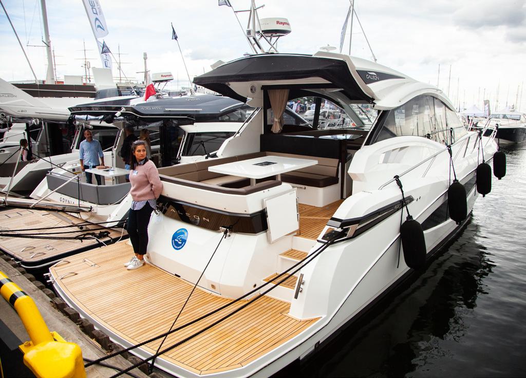 1. Jachtem z podobnego segmen- stawiony przez Multi Yachts oraz Sealine C330 na stoisku tu był również słoweński Elan GT5, wystawiony przez firmę firmy Horyzont.