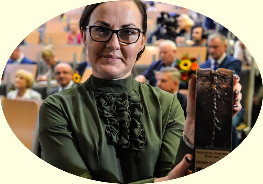 MARIA GAJEWSKA absolwentka filologii polskiej, wiedzy o kulturze (UG), zarządzania oświatą (WSB Gdańsk), nauczycielka języka polskiego i wychowawczyni (Szkoła Podstawowa nr 1 im.