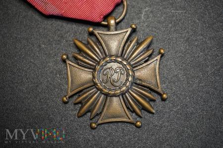 Brązowy Krzyż Zasługi II RP 208-2-5 Brązowy Krzyż Zasługi II RP Jedna z odmian Brązowego Krzyża Zasługi