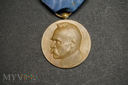 Medal Dziesięciolecia Odzyskania Niepodległości 208-2-5 Medal Dziesięciolecia Odzyskania Niepodległości Pięknie