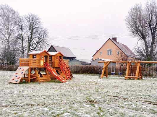 nawierzchni pod obiektem wraz z wyposażeniem; budowa drewnianego pomostu; wyposażenie terenu w huśtawkę ogrodową, grill betonowy wraz z utwardzeniem placu z kostki betonowej; zakup nasadzeń wraz z