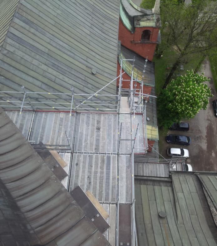 Rys. 6. Platformy oparte na dachu kościoła. Na Rys.6. pokazano widok z góry platform komunikacyjnych opartych na dachu kościoła.