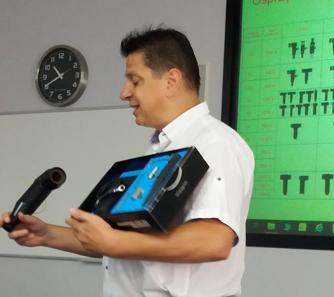 Prelegenci z wieloletnim doświadczeniem zwracali uwagę na często popełniane błędy w technologii wykonywania połączeń kabli a w szczególności muf i głowic konektorowych kabli SN w rozdzielnicach i