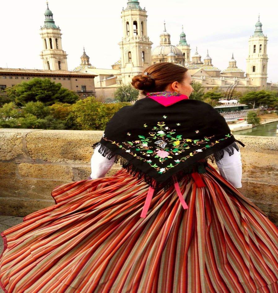 Saragossa w miesiącu październiku obchodzi Święto Matki Boskiej z Pilar.