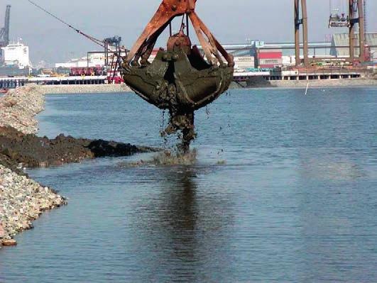 kontenerów oraz nowych budynków i infrastruktury do obsługi bazy. Lokalizacja terminalu G wraz z planowanymi etapami projektowymi i budowlanymi pokazano na rys. 1.