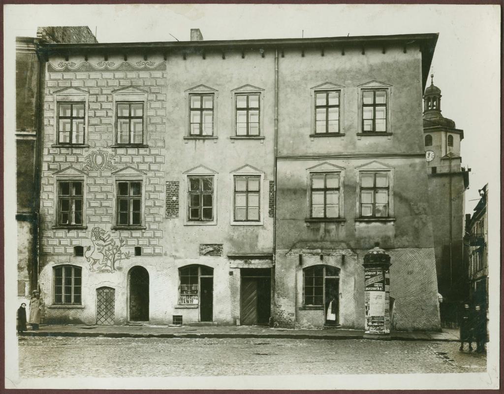 Fotografie przedwojenne/pre-war photographs: Rynek 19, kamienica po częściowym