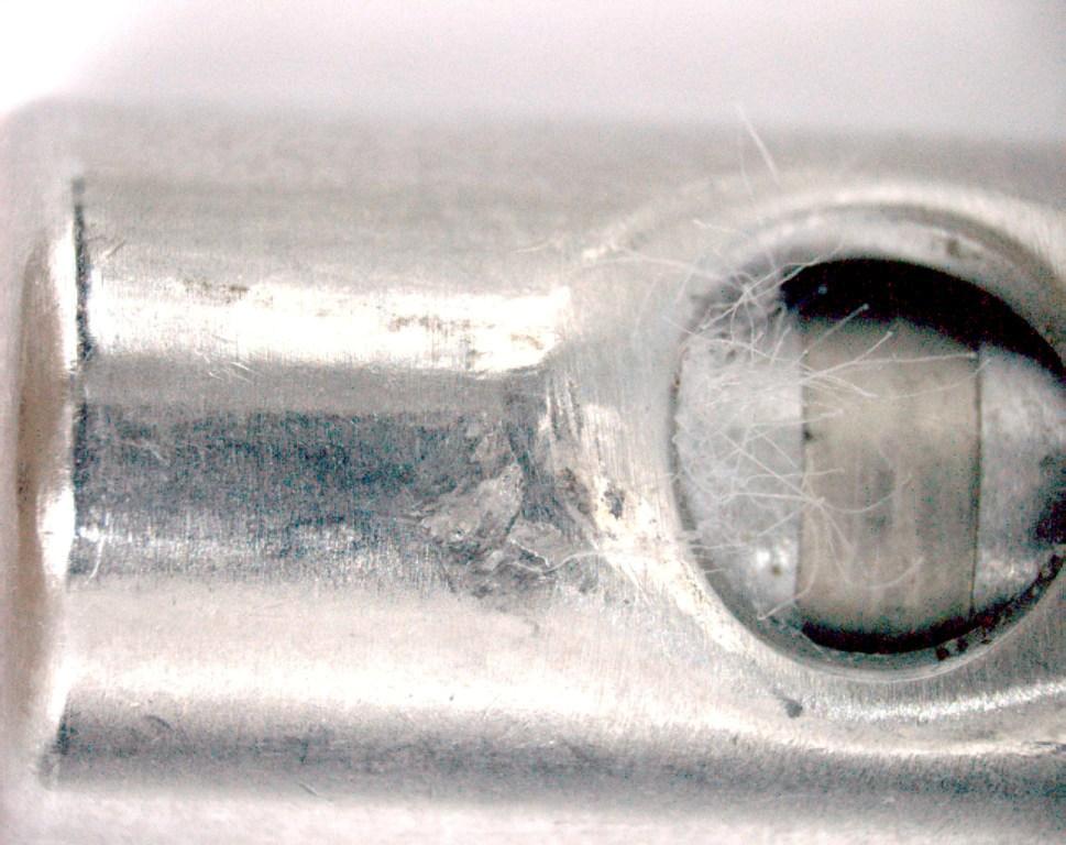 Badanie pętli użytej podczas demonstracji działania u producenta automatu wykazało, że przecięte końce pętli są równe, z lekko stopionymi końcówkami w miejscu ich rozdzielenia.