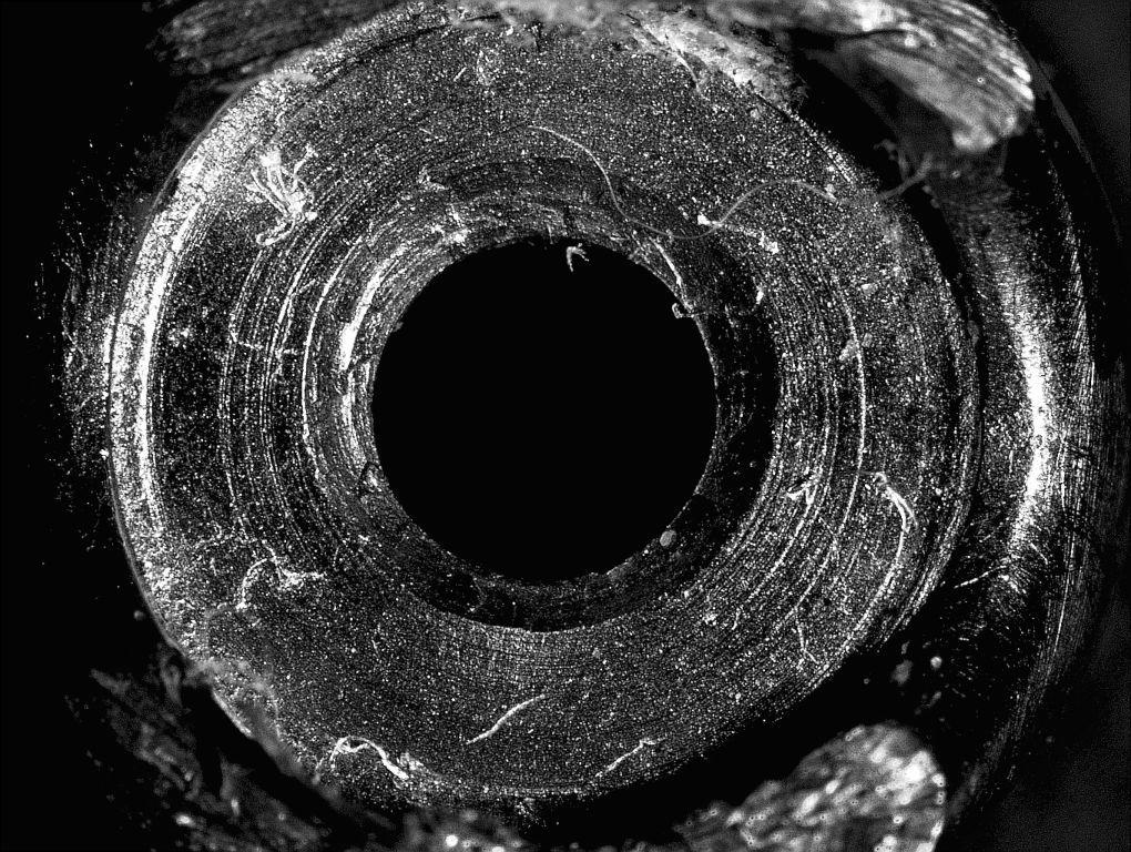 Badanie materiału dna korpusu końcówki tnącej zabezpieczonej na miejscu wypadku nie wykazało kolistego wgłębienia, odpowiadającego średnicy noża (fot. 13). fot.