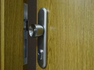 kontroler Drzwi otwierane kartą z jednej strony mogą mieć zamontowane elektrozaczepy standardowe Drzwi otwierane kartą z obu stron lub drzwi pełniące funkcję wyjścia awaryjnego powinny mieć
