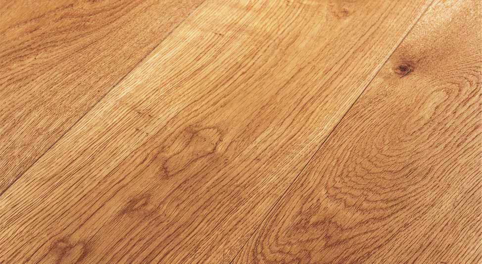 EFEKTY MECHANICZNE WARSTWY WIERZCHNIEJ Deski podłogowe szczotkowane posiadają cechy własne będące charakterystyką takiego sposobu wykończenia warstwy wierzchniej drewna.