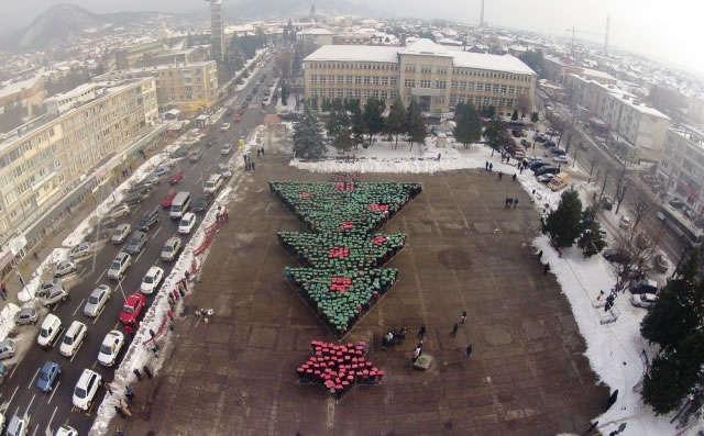 POMÓŻMY BEZDOMNIAKOM ZIMĄ ZWIERZĘTA TEŻ CHCĄ MIEĆ ŚWIĘTA Pod takim hasłem kl. II b. gim. zorganizowała 30.11 i 01.12. zbiórkę pieniędzy oraz karmy dla bezdomnych psów i kotów.