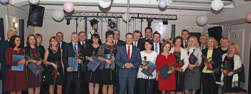 Bal i nagrody dla nauczycieli Na zdjęciu wyróżnieni nauczyciele i dyrektorzy szkół i powiatowych instytucji oświatowych.