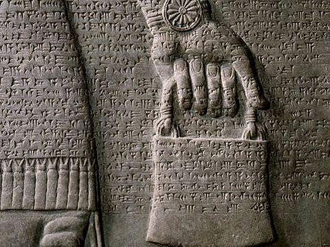 Historia torebki - najstarsze znaleziska Najstarsza znana torebka ma ponad 5500 lat i jest to znaleziony w okolicach Lipska, datowany na okres pomiędzy 2 500 a 2 200 r. p.n.e. woreczek udekorowany psimi zębami.