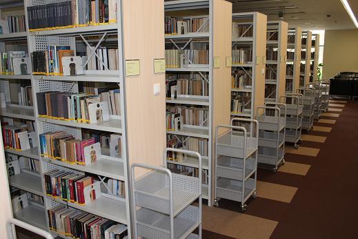 Natomiast część zbiorów dostępna jest bezpośrednio (tzw. Kolekcja otwarta)i przechowywana na piętrach biblioteki na regałach do tego przeznaczonych (rysunek 2).