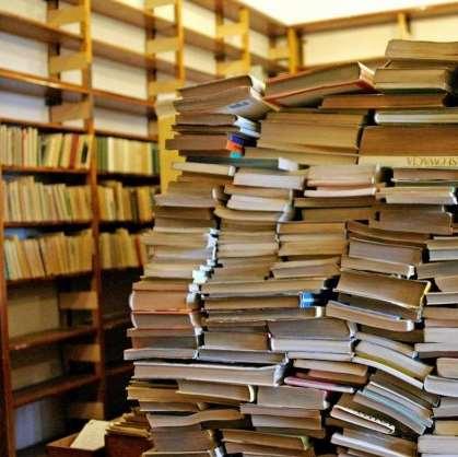 Selekcja księgozbioru Selekcja ma na celu wycofanie ze zbiorów książek zniszczonych, przestarzałych lub z innych powodów nieprzydatnych w bibliotece.