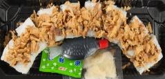 URAMAKI PIKANTNA KREWETKA Pyszne rolki z ryżem, nori, krewetką, avocado, sosem spicy mayo oraz shichimi.